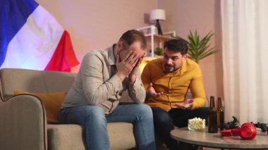 İki arkadaş birlikte aperatiflerin tadını çıkarırken yürekten bir tartışmaya giriyorlar..