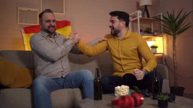 İki arkadaş neşe dolu anları paylaşır. Kahkaha ve atıştırmalıklarla dolu..