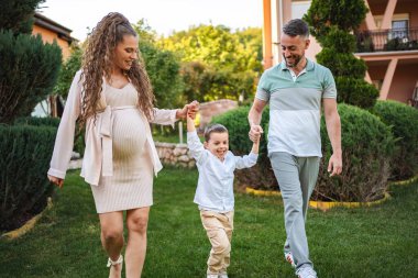 Ailelerin çocuklarıyla dışarıda yürürken gülümsemelerini beklerler..