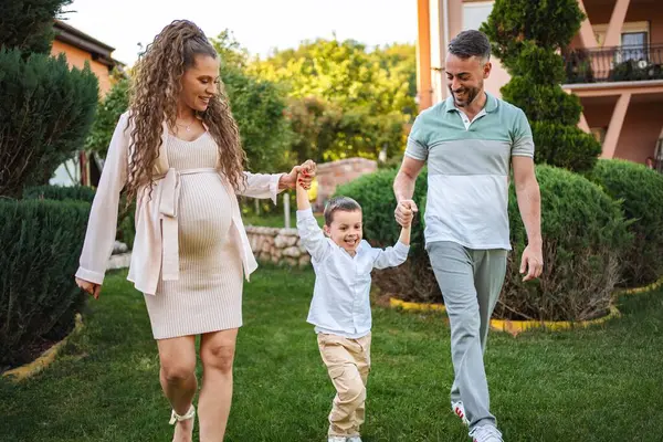 Ailelerin çocuklarıyla dışarıda yürürken gülümsemelerini beklerler..