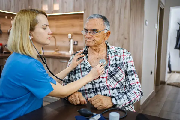 Sağlık değerlendirmesi sırasında hemşire bakım hizmeti sunar..