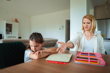 Çocuk ödevlerini yapmaya çekindikçe tansiyon yükseliyor..