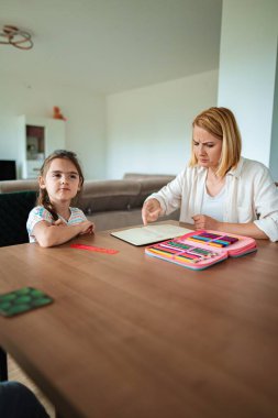 Bir çocuk ve yetişkin evde bir tartışma aktivitesine girişir..