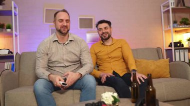 İki arkadaş en sevdikleri dizileri izlerken evde gülüp rahatlıyorlar..