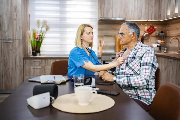 Sağlık değerlendirmesi sıcak bir evde yapılır.