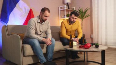 İki arkadaş bir koltukta oturur, derin düşüncelere dalarlar, paylaşılan bir deneyimin tadını çıkarırlar..