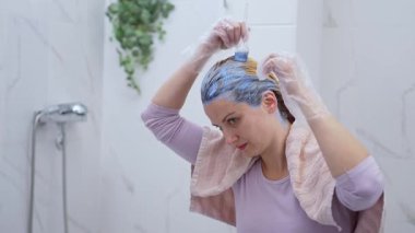 Kadınlar banyoda saçlarını açık mavi bir tonla boyamayı severler..