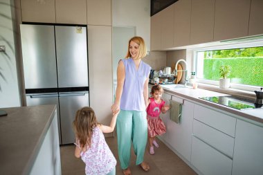 Çocukların oynadığı şık bir mutfakta neşeli bir sabah..