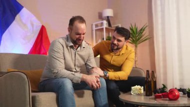 İki arkadaş sıcak ve davetkar bir yerde samimi bir anı paylaşıyor..