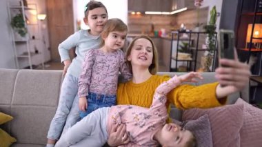 Mutlu bir anne çocuklarıyla kaliteli zaman ve hatıralara değer verir..