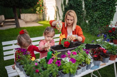 Çocuklar ve ebeveynler bahçede birlikte vakit geçirmekten hoşlanırlar..