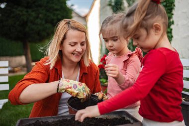 Arka bahçeye tohum ekmenin neşeli bir anı..