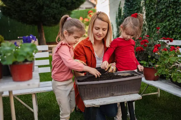 Canlı bahçe yataklarına çiçek ekerek aile bağı kuruyoruz..