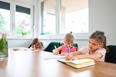 Çocuklar yaratıcılıklarını renkli çizimlerle keşfediyorlar..