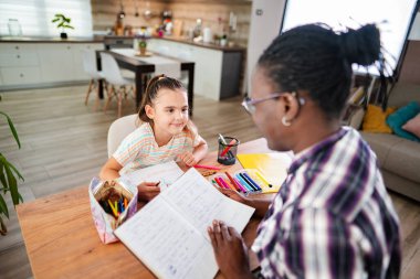 Genç bir kız, renkli sanat malzemeleriyle çevrili akıl hocasıyla yaratıcı bir aktiviteye girişiyor. Davet edilen mutfak alanı onların ortak deneyimlerini geliştirir, hayal güçlerini ateşler..