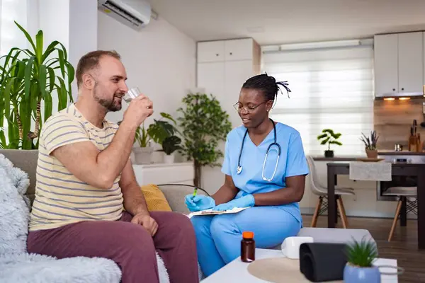 Hasta evde tıbbi danışmanlık alırken içki içmeyi sever..