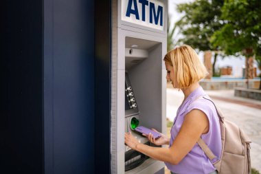 Güneşli bir Yunan akşamında para çeken bir gezgin..