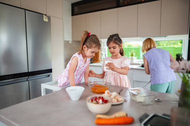 Çocuklar mutfakta keyifli bir aşçılık deneyimi yaşarlar..