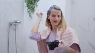 Kadınlar rahatlatıcı banyo atmosferinin tadını çıkarırken saç rengini uyguluyorlar..