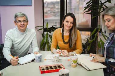 Dil öğrenme okulunda öğretmenler toplantısı.