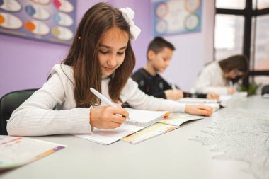 Dil okulunda okuyan bir grup ilkokul öğrencisi.