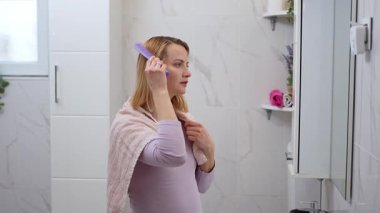 Bir kadın hazırlanıyor, sakin bir zarafetle güzellik gösterisini sergiliyor..