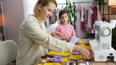 Bir anne ve kızı renkli kumaşlar dikerek yaratıcılıklarını serbest bırakırlar..