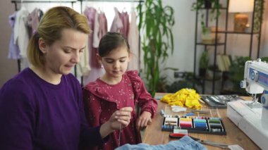 Büyüleyici bir çalışma alanında dikiş teknikleri üzerine iki nesil bağ kurduk..