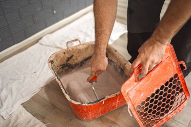 Adam boyaya boya sarar ve duvarları boyamaya başlar..