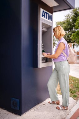 Yunanistan 'da yaz aylarında kadınlar ATM' den para çekiyor.