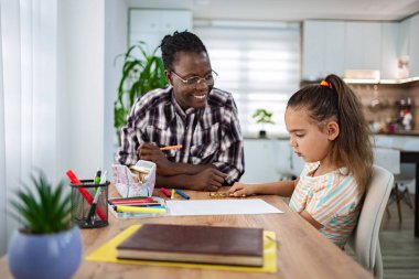Bir akıl hocasının, neşeli ve yaratıcı keşiflerde bir çocuğa ilham verdiği parlak bir mutfak..