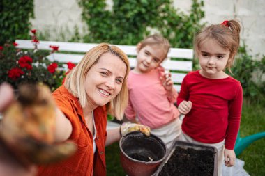 Neşeli bir öğleden sonra birlikte bahçede bitki ekerek geçirdik..