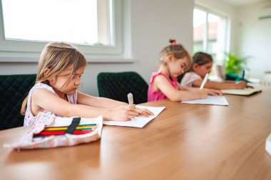 Güneşli bir öğleden sonra üç kız sanattan hoşlanır..