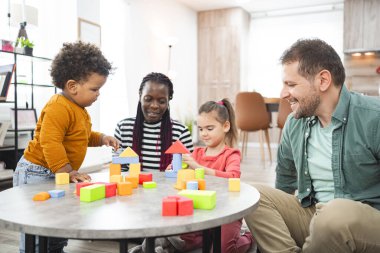 Aile, bina bloklarıyla yaratıcı bir oyun zamanı geçirmeyi sever..