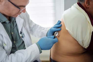 Doktor hastanın durumunu değerlendirmek için kapsamlı bir muayene yapar..