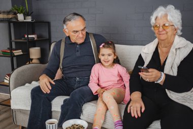 Genç bir kız büyükannesi ve büyükbabasıyla evde vakit geçirmekten hoşlanıyor..