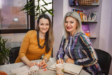 Dil öğrenme okulunda buluşan iki öğretmen..