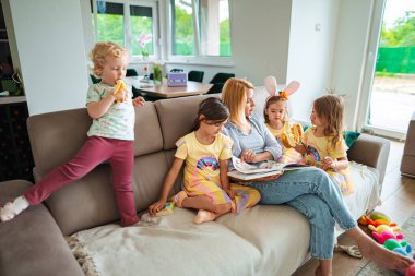 Çocuklarla sıcak bir öğleden sonranın tadını çıkarıyorum.