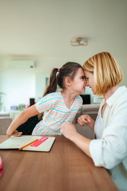 Bir anne ve kızı arasında paylaşılan neşeli bir an..