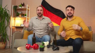 İki arkadaş coşkuyla neşe içinde atıştırmalık ve içeceklerle dolu bir yerde..