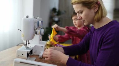 Sıcak bir atmosferde ayrıntılı dikiş dikmek kumaş yoluyla yaratıcılığı canlandırır..