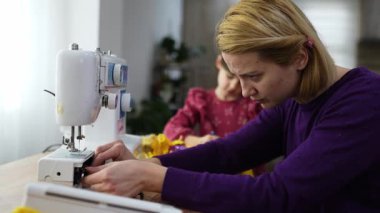 Yetenekli eller, sıcak ve davetkar bir ortamda canlı giysiler getirir..