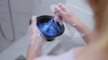 Saç makyajına hazırlanırken canlı bir mavi boya hazırlıyorum..