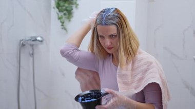 Modern bir banyo ortamında canlı bir saç rengi uygulamak.