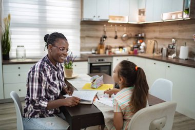 Bir anne ve öğretmen, evde sıcaklıkla çevrili keyifli bir öğrenme deneyimini paylaşıyor..