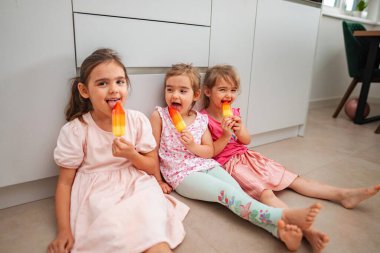 Üç kız evde otururken canlı buzlu şekerlerden hoşlanırlar..