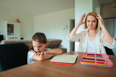 Anne ve kızı arasındaki gerginlik artıyor..