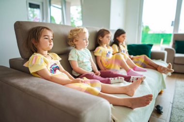 Dört çocuk birlikte rahatlıyor, birlikte eğleniyorlar..