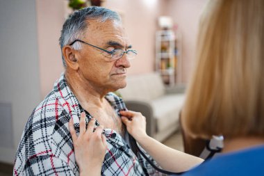 Üst düzey bir hemşire tarafından muayene ediliyor..