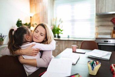 Mutfak masasında anne-kız arasında sıcak bir an..